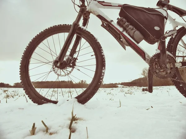 Горный велосипед в снегу. Потерянный путь в сугробе. Детали колеса — стоковое фото