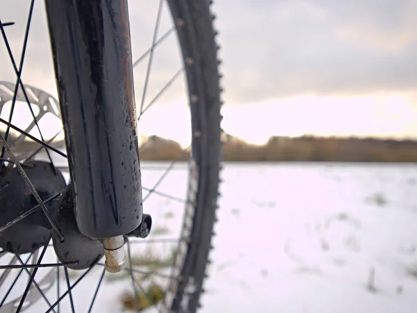 La ruota della bicicletta nella neve. Dettagliata estrema vista ravvicinata bassa caviglia. Archiviato nevoso — Foto Stock