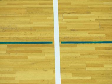 Ahşap zemin basketbol sahası. Güçlü yıldırım, sratches ile spor salonu