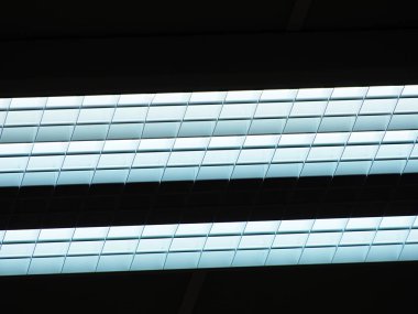 Ofis tavanında ışıklar. Mavi tonlu ışıklandırmalı sanayi evi