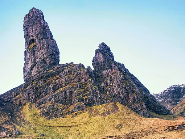 Κλείστε την προβολή πλευρά v για Old Man Storr, Νήσος Σκάι, Σκωτία. Κρύο χειμωνιάτικο πρωινό — Φωτογραφία Αρχείου