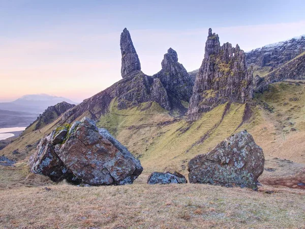 Famosa vista sobre Old Man of Storr en Escocia. Rocas expuestas populares — Foto de Stock