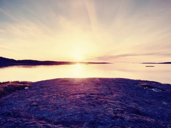 Geheimnisse der Morgendämmerung. Sonnenaufgang über der Meeresküste, stiller Wasserspiegel. klarer blauer Himmel i — Stockfoto