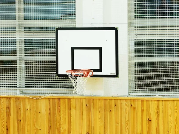 Basketball hoop in the high school gym — Stock Photo, Image