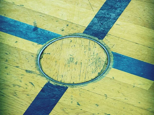 Recessed floor lid  for training equipment, Detail in floor of school gym. Black painted cross — Stock Photo, Image