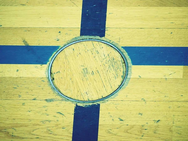 Pokrycie koło sprzęt treningowy w podłodze szkolnej siłowni. Malowane linie — Zdjęcie stockowe