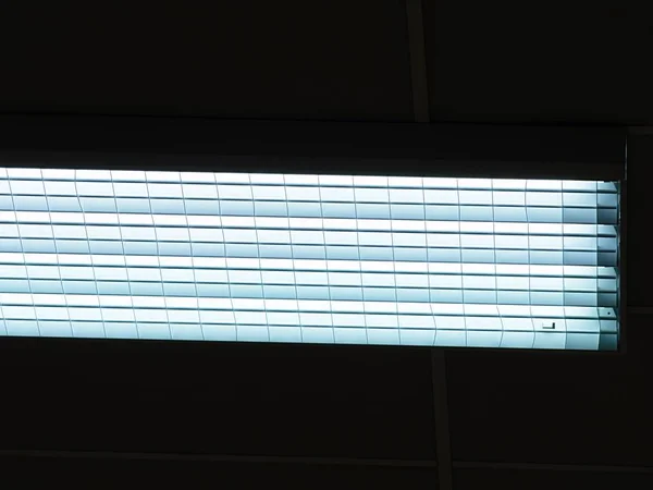 Painéis de teto de iluminação. Lâmpadas fluorescentes no teto moderno . — Fotografia de Stock