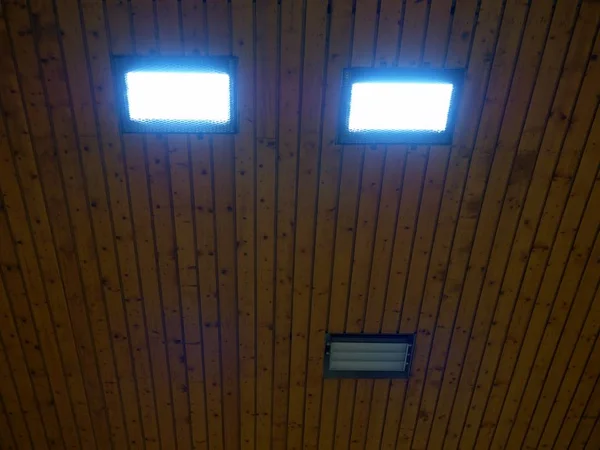 Luz do teto de madeira do edifício desportivo, painéis de luz de poupança de energia — Fotografia de Stock