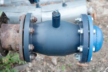 Sıcak Buhar Isıtma sistemi boru hatları. Kör flanşlar ile küresel vanalar. Şehir buldings