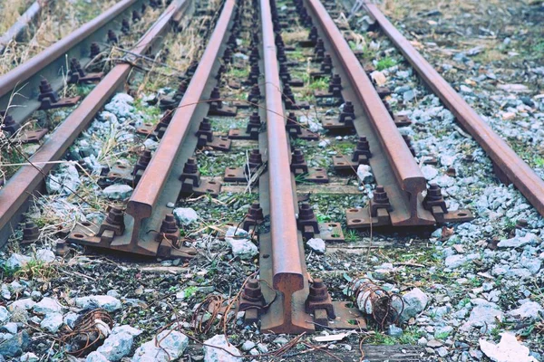 废弃的生锈的铁轨。旧的封闭火车站的钢轨。金属制品 — 图库照片