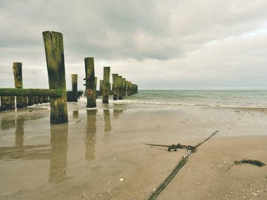 Eski çapa ipi ek kanca ve hattı ile deniz altında gemi. Çelik zincir 