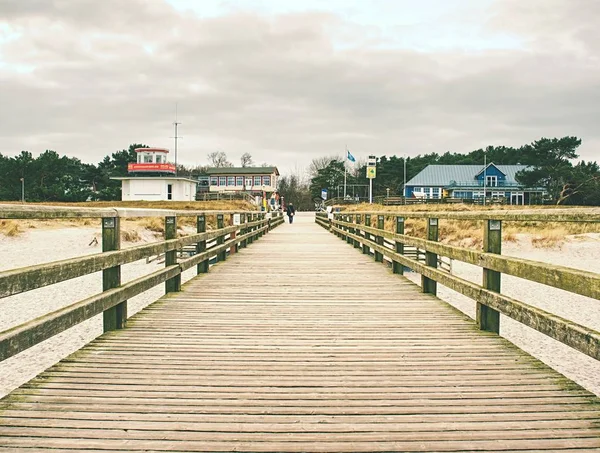 Long wooden pier on Baltic coast during morning calm. Cold weather, silent day — Stock Photo, Image