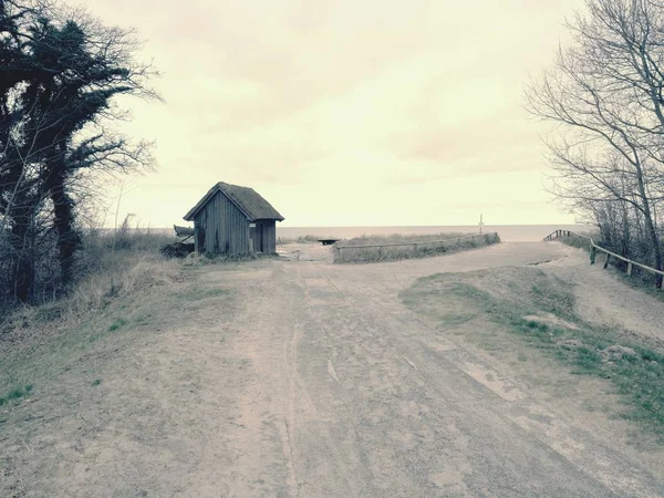 Strandhütte an Sanddünen, Ende der Straße am nächsten Meer. altes Holzhaus für Fischer. — Stockfoto