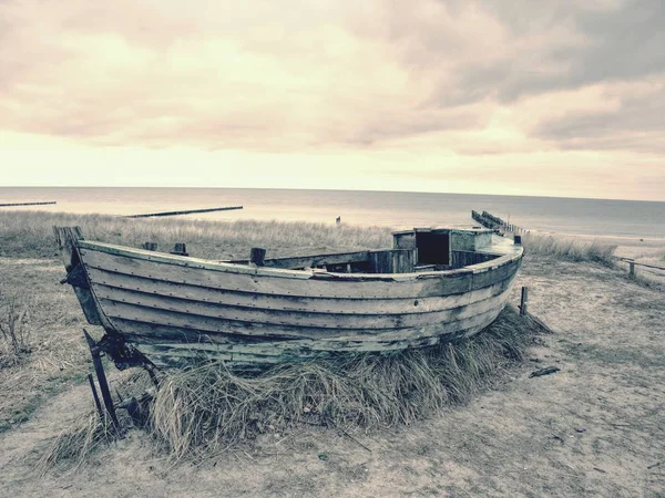 Verlassenes Fischerboot am Ufer des Meeres. Morgen stille Bucht in windstillen. — Stockfoto