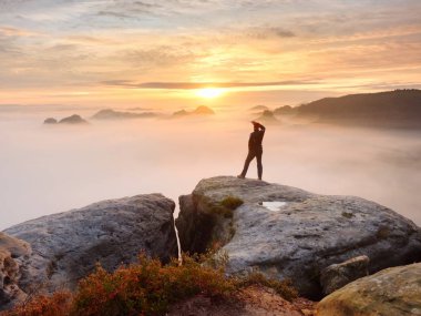 Yalnız kırmızı bere stand kumtaşı kaya kaya empires park ve sis içinde izlerken tepe üzerinde uzun yürüyüşe çıkan kimse