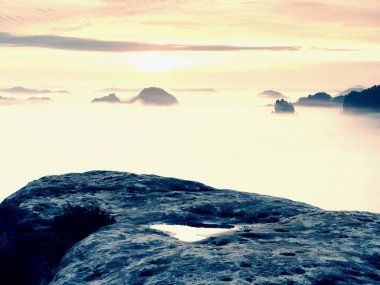 Sonbahar sabahı, derin vadi hafif sis tam maruz rock üzerinde görüntüleyin. Daybreak içinde rüya gibi puslu manzara