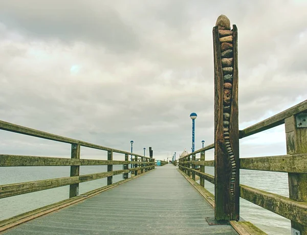 Píer de madeira vazio no porto. poste lâmpada de aço, horizonte escondido em névoa grossa. Névoa de outono — Fotografia de Stock