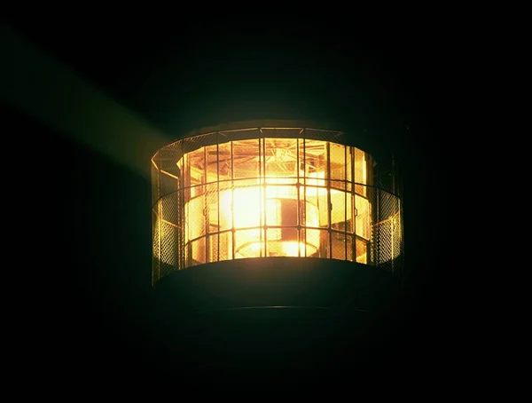 灯台の灯を回転の詳細です。フレネル レンズの詳細. — ストック写真