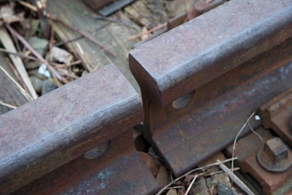 Velhos caminhos de ferro enferrujados. Detalhes ferroviários da junta de trilhos com parafusos e porcas — Fotografia de Stock