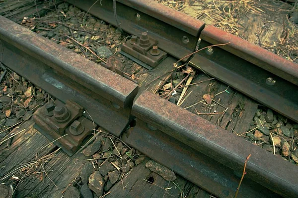 Detalj av gamla rostiga rails i övergivna järnvägsstation. — Stockfoto