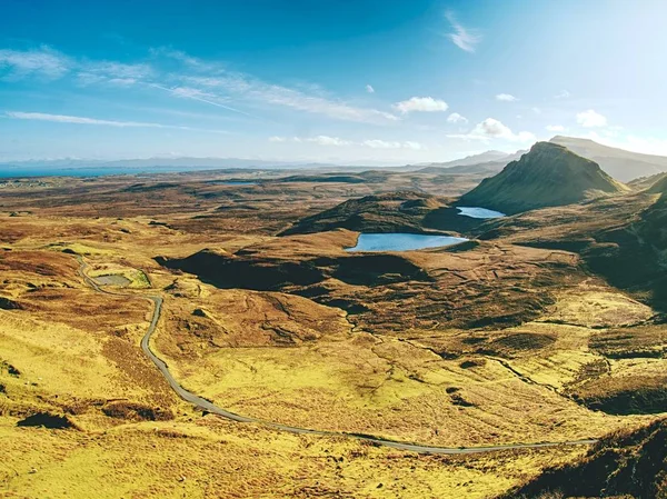 Colores invernales de paisaje montañoso en la Isla de Skye en Escocia. Hermosa gama Quiraing — Foto de Stock