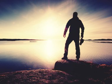 Turist siluet güzel kayalık sahil şeridi sessiz okyanus üzerinde durmak. Uzun boylu uzun yürüyüşe çıkan kimse keyfini çıkarın