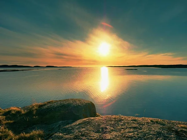 Mystères de l'aube. Lever de soleil au-dessus de la côte de la mer, niveau d'eau silencieux. Ciel bleu clair i — Photo