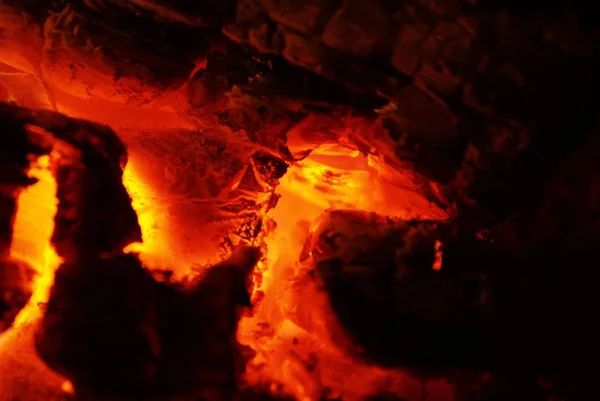Ακραιο, εσωτερικη θέα στη φωτιά φλόγες φωτιά ξύλο κάρβουνα. — Φωτογραφία Αρχείου