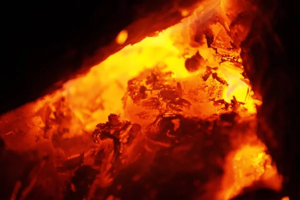 Σπίτι γίνεται φωτιά με όμορφη φλόγες σε σκληρό ξύλο — Φωτογραφία Αρχείου
