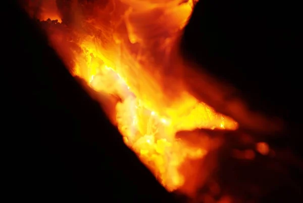 Hausgemachtes Feuer mit schönen Flammen in Hartholz — Stockfoto