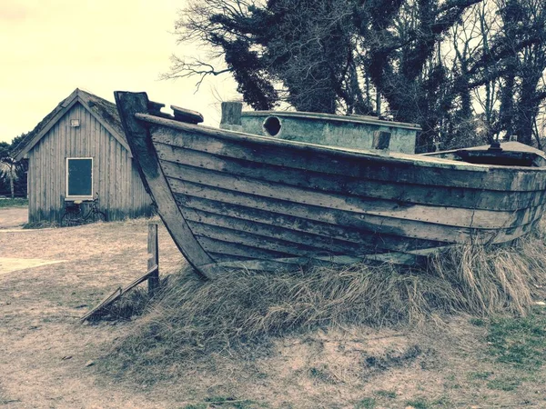 Beach hut at sand dunes, end of road next sea. Old wooden house for fishers. — Stock Photo, Image