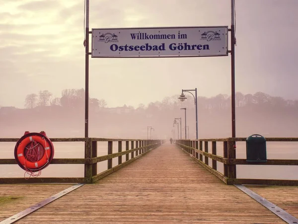 海の温泉街は、Goehren、ドイツのリューゲン島の桟橋記号。秋の霧 — ストック写真