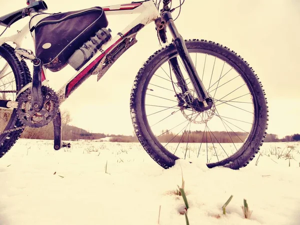 Roda dianteira de bicicleta de montanha enquanto neve equitação . — Fotografia de Stock