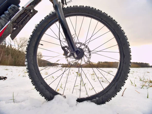 A roda de bicicleta na neve. Detalhado extremo close-up baixa visão do tornozelo. Snowy arquivado — Fotografia de Stock