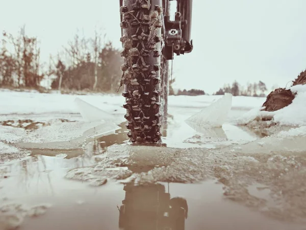 不機嫌そうな水たまりで休んで Mtb 自転車。概念冒険と自己の動機 — ストック写真