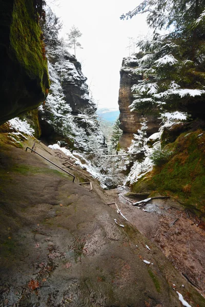 Scalatori scalano via ferrata con neve. Corda di ferro congelata fissata in blocco da viti — Foto Stock