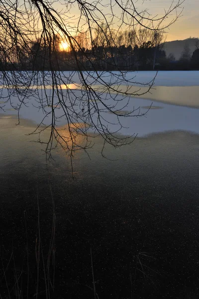 Gelo derretido no lago ao pôr-do-sol. Textura de gelo — Fotografia de Stock