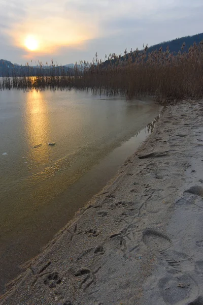 Inverno crepuscolo sera paysage paesaggio del tramonto sera ghiacciato lago ghiacciato — Foto Stock