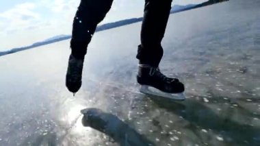 Buz pateni tanınmaz sporcu bacaklar. Güneşli kış doğada donmuş göl üzerinde kal adamım