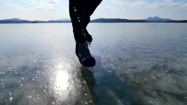 Lange Männerbeine Schwarzen Leggins Mit Hockeyschuhen Eislaufen Freien Auf Dem — Stockvideo