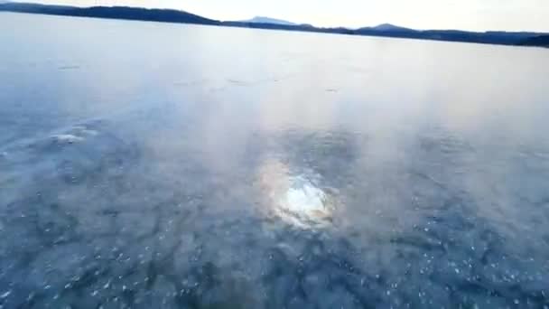 Rychlý Pohyb Ledě Zamrzlé Řeky Slunný Zimní Den — Stock video