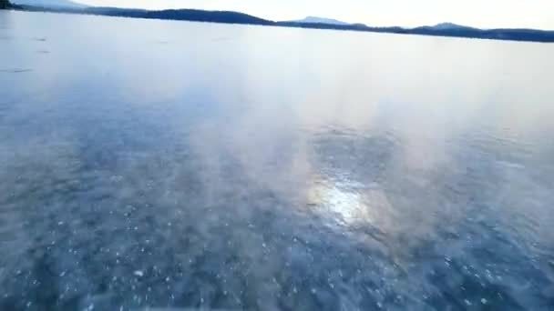 Ρωγμές Στον Πάγο Πατινάζ Στην Παγωμένη Λίμνη Χειμώνα — Αρχείο Βίντεο