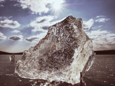 Arka planda çok yansıma, mavi gökyüzü ile dondurulmuş yüzeyinde yüzen buz kütlesi buz.