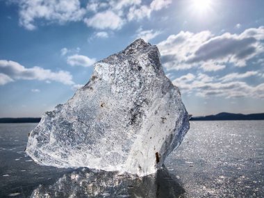 Yansıması ile donmuş gölün yüzeyinde yüzen buz kütlesi buz. Derin çatlaklar