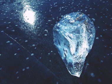 Parlayan buz parçalanmak ve donmuş nehir ya da göl buz parçaları