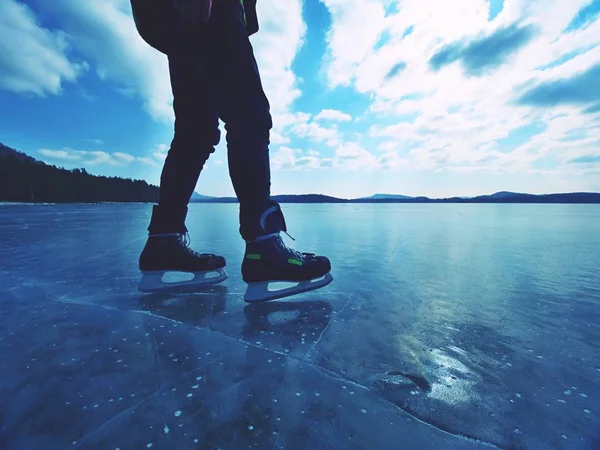Длинные мужские ноги в черных леггинсах с хоккейными коньками. Катание на коньках — стоковое фото