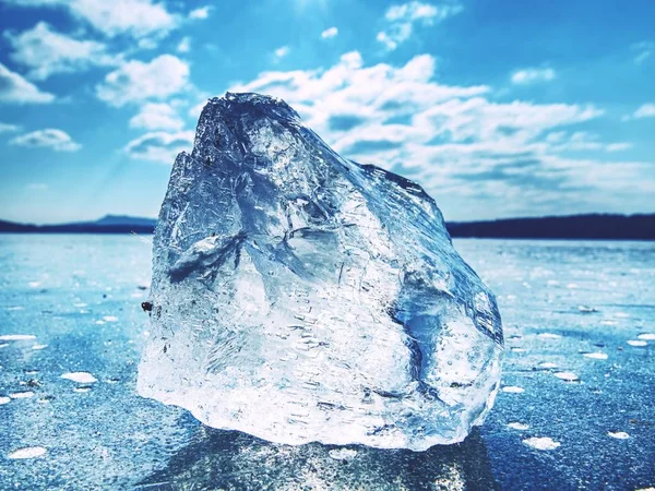 Glänzendes gebrochenes Eis. es schimmert schön in den Sonnenstrahlen — Stockfoto
