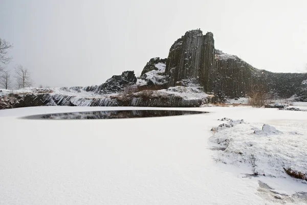 Formation de basalte d'hiver Panska skala, près de Kamenicky Senov en République tchèque — Photo