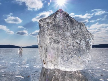 Büyük buz parçalanmak ve düz buz nehir veya göl buz parçaları