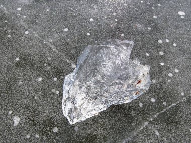 Şeffaf buz parçası göl üzerinde. Göle kristal berraklığında parça sıkılmış,